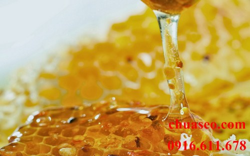 Dùng một thìa mật ong nguyên chất không có đường cũng như tạp chất để thoa lên vùng da bị thâm