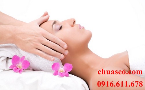Massage nhẹ nhàng sẽ giúp máu lưu thông đến vùng da tốt hơn