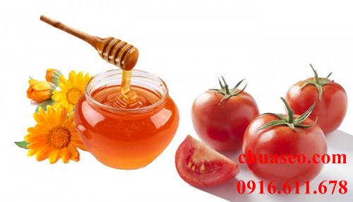 Trộn cà chua với 3 đến 4 thìa mật ong, sau khi rửa mặt xong thì thoa hỗn hợp này lên sau đó massage nhẹ nhàng