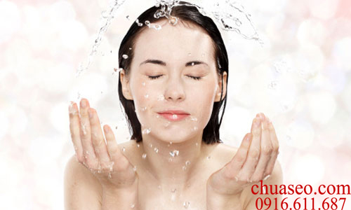 Rửa mặt cho thật sạch bằng nước ấm để loại bỏ các vết bụi bẩn bám trên da mặt